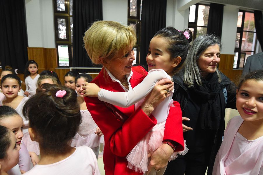 En Tunisie, Brigitte Macron à la rencontre de petits danseurs
