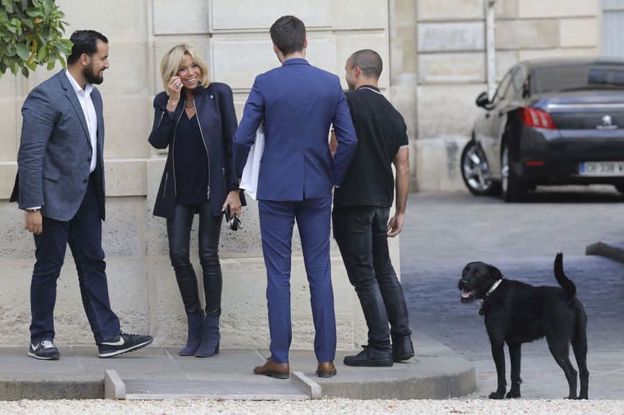 Quand Brigitte Macron Promene Nemo A L Elysee