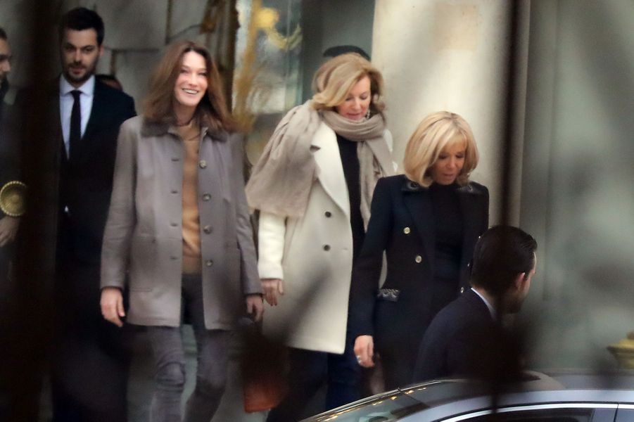 Retour A L Elysee Pour Carla Bruni Et Valerie Trierweiler Recues Par Brigitte Macron