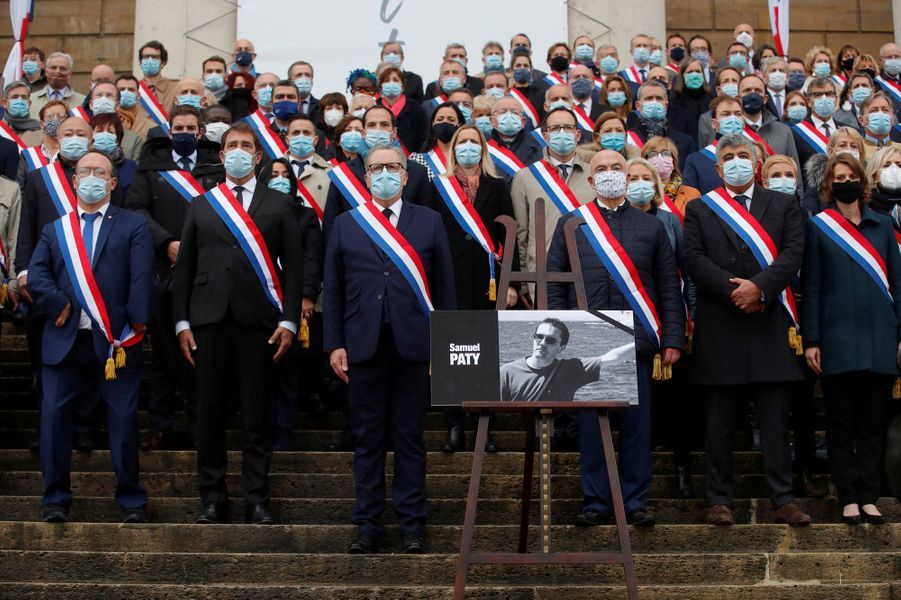 Sur les marches du Palais Bourbon, les députés rendent ...