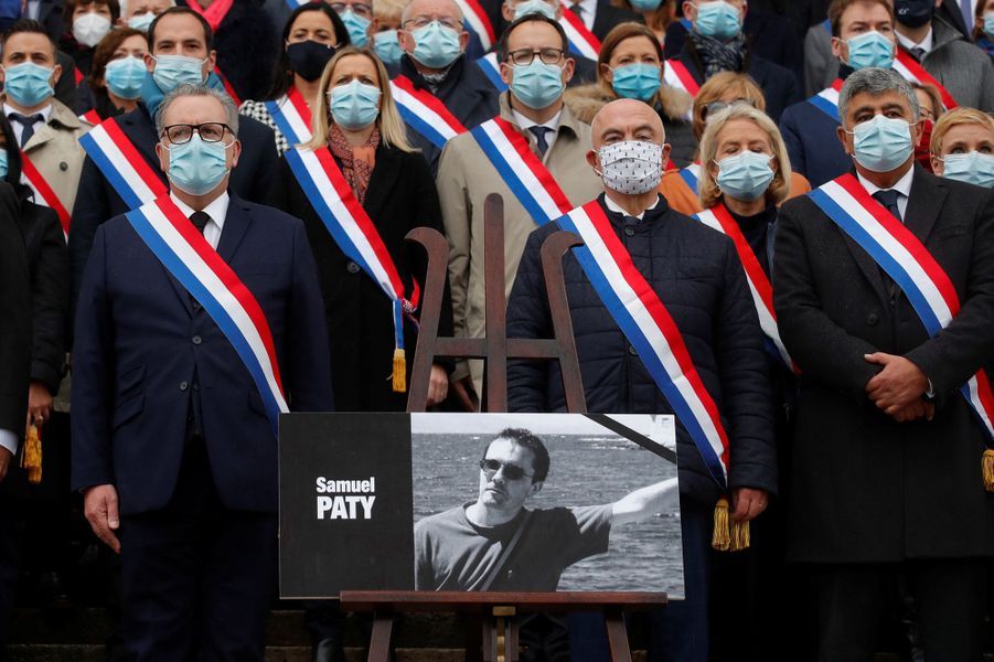 Sur les marches du Palais Bourbon, les députés rendent ...