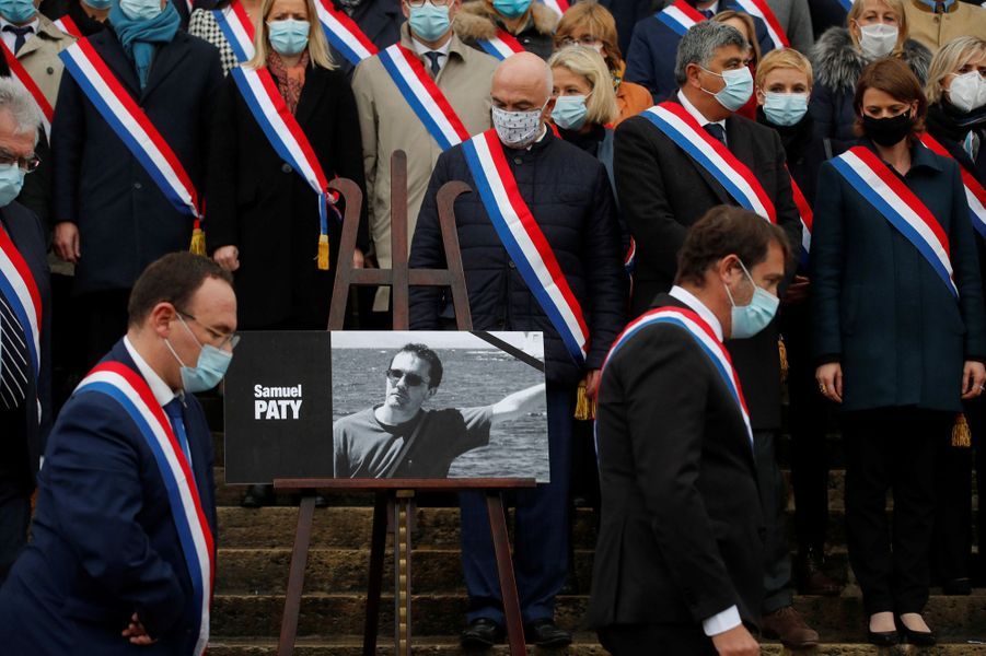 Sur les marches du Palais Bourbon, les députés rendent ...