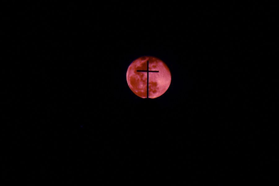 Ce week-end, une "Lune rose" a illuminé le ciel