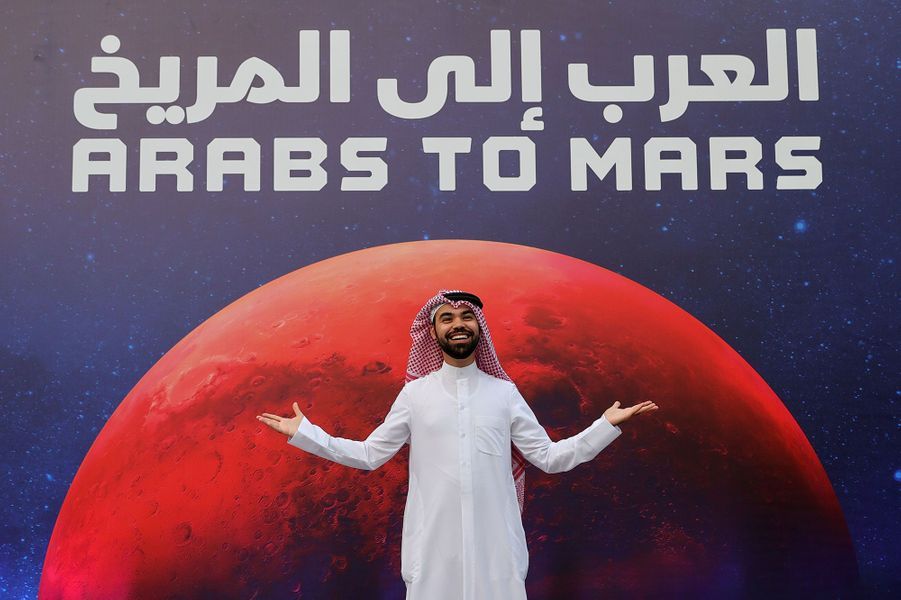 https://resize-parismatch.lanmedia.fr/r/901,,forcex/img/var/news/storage/images/paris-match/actu/sciences/la-sonde-des-emirats-se-place-en-orbite-autour-de-mars-dubai-est-en-folie-1724003/2021-02-09t160204z-1059939431-rc24pl9d9o1s-rtrmadp-3-emirates-mars/28427831-1-fre-FR/2021-02-09T160204Z-1059939431-RC24PL9D9O1S-RTRMADP-3-EMIRATES-MARS.jpg