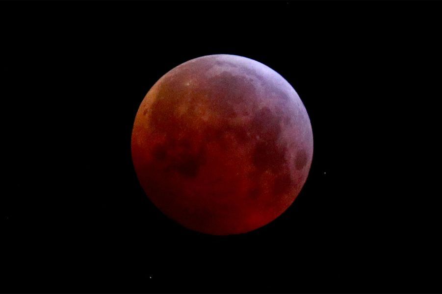 Lune Rouge La Super Lune s'habille de rouge et éblouit le monde