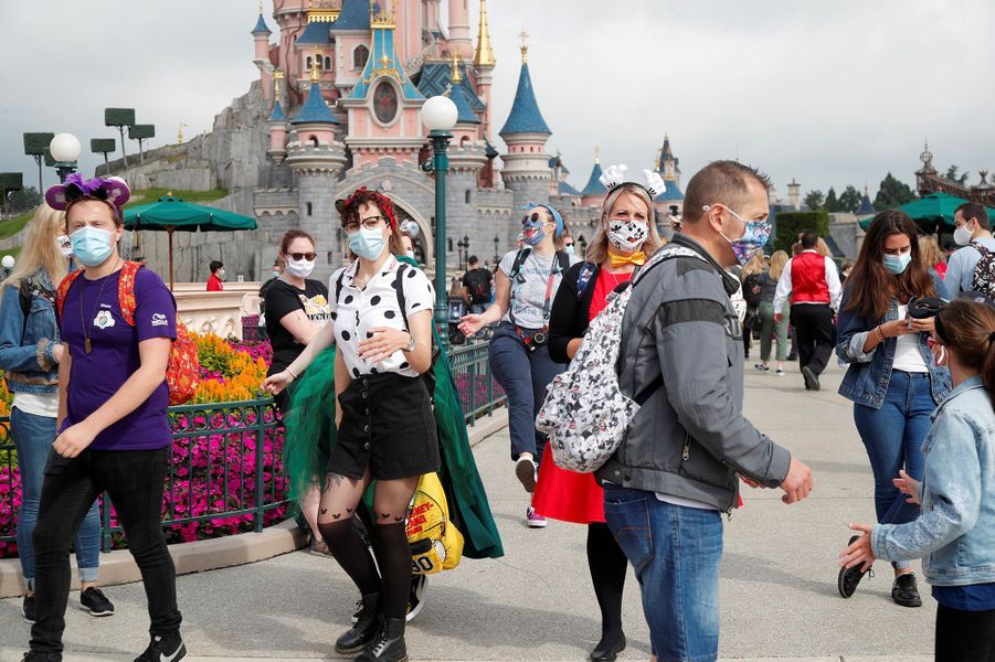 A Disneyland Paris Le Retour De Visiteurs Masques
