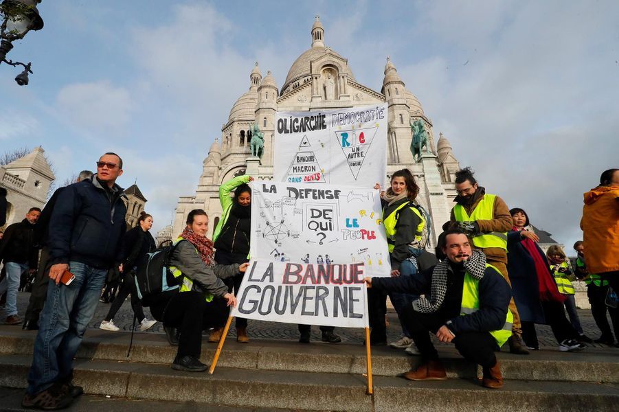 A Paris Un Cortège Itinérant De Gilets Jaunes