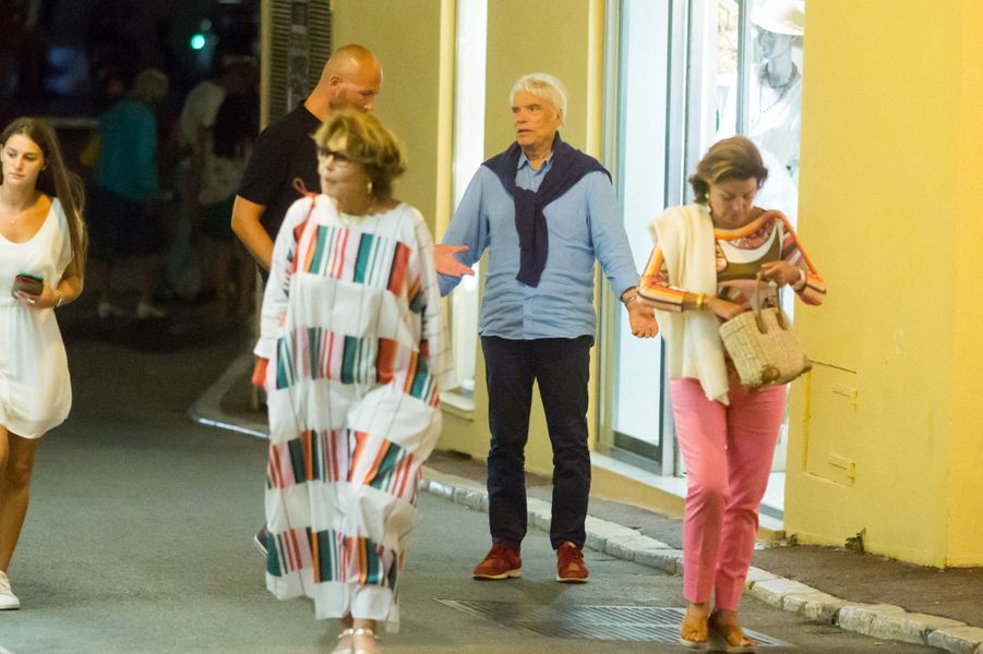 Bernard Tapie en balade sur le port de Saint-Tropez avec ...