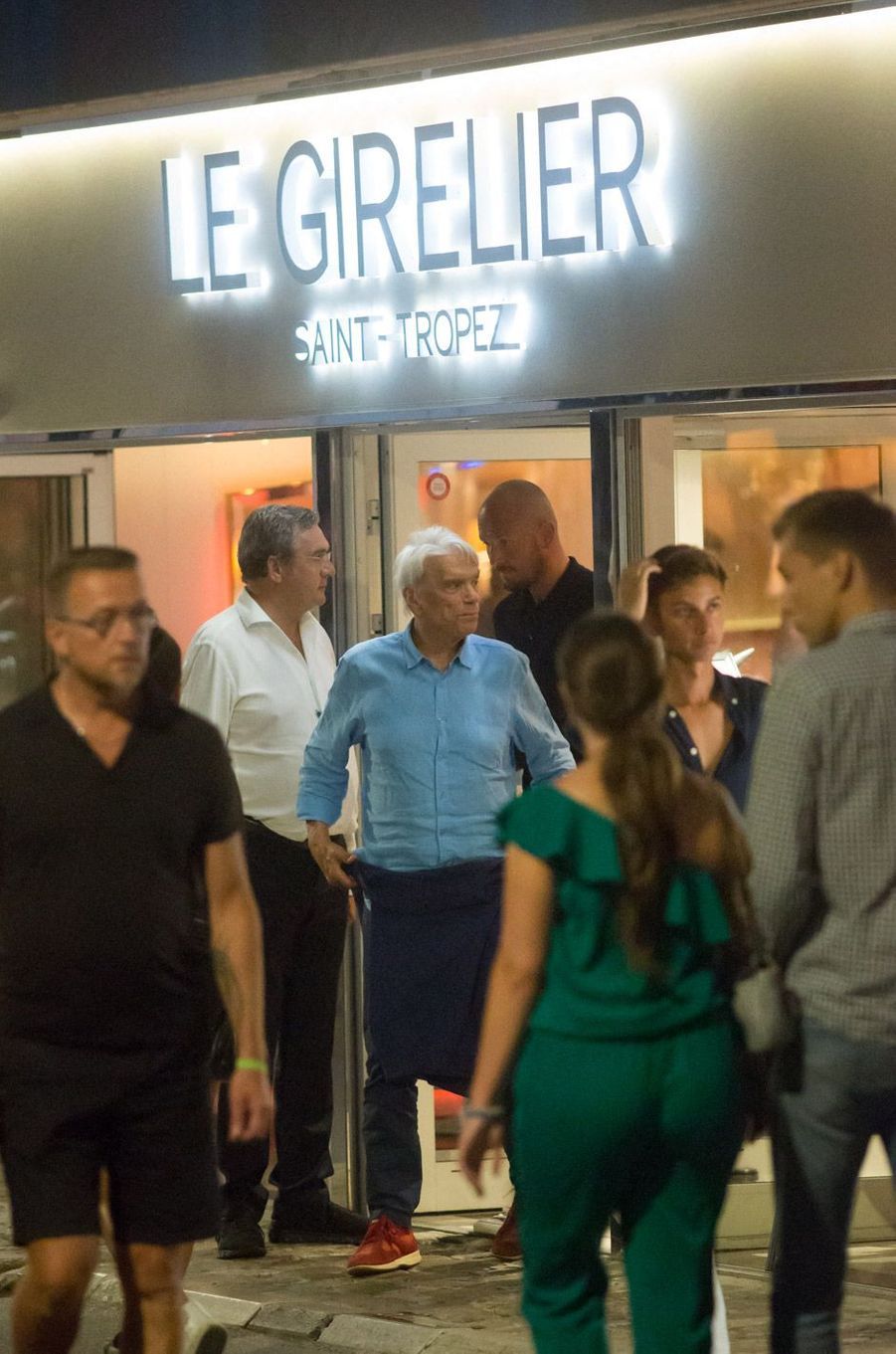 Bernard Tapie en balade sur le port de Saint-Tropez avec ...