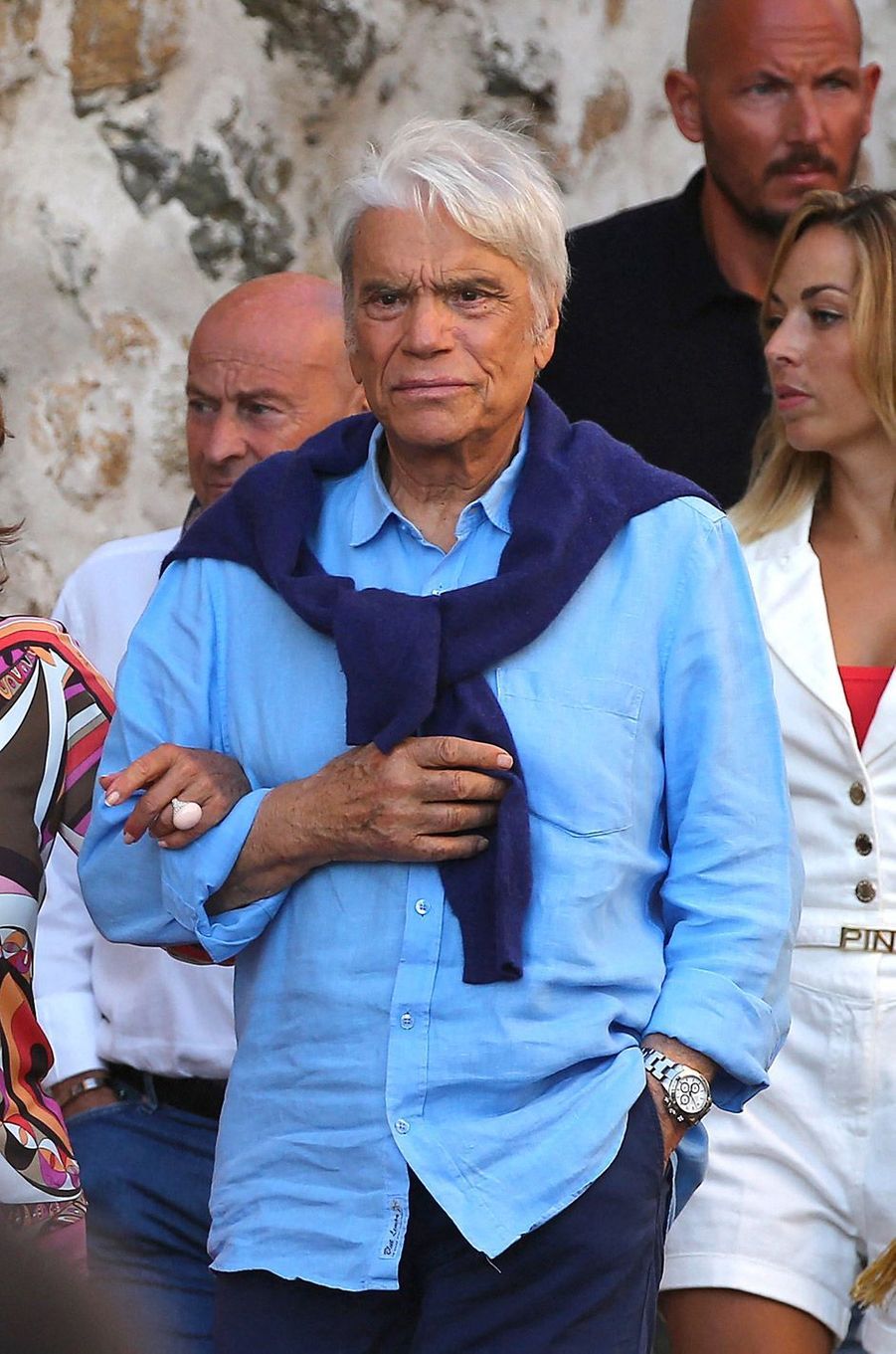 Bernard Tapie en balade sur le port de Saint-Tropez avec ...