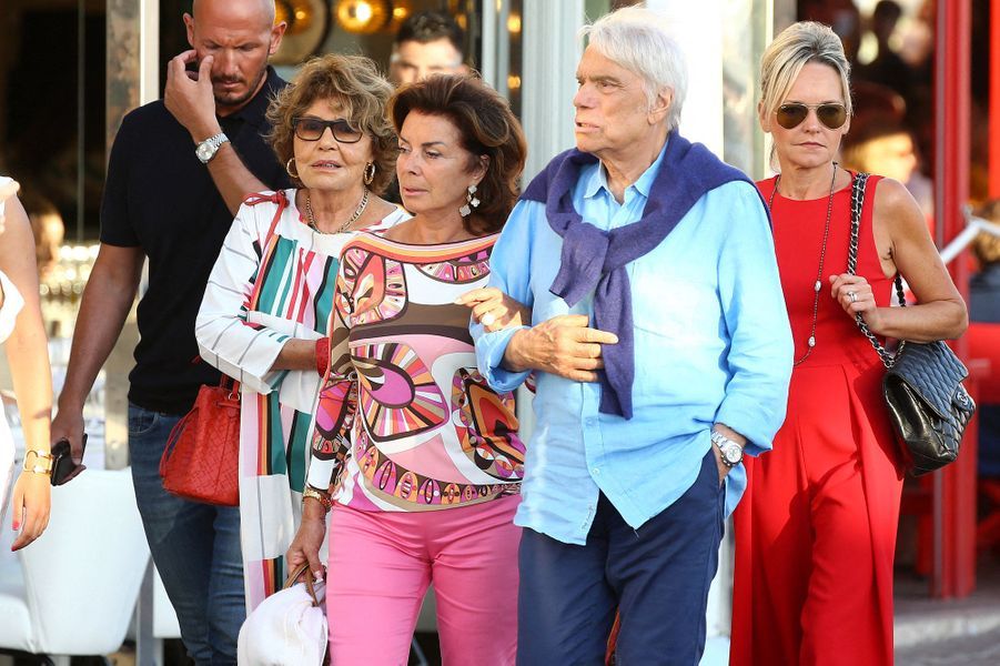 Bernard Tapie en balade sur le port de Saint-Tropez avec ...