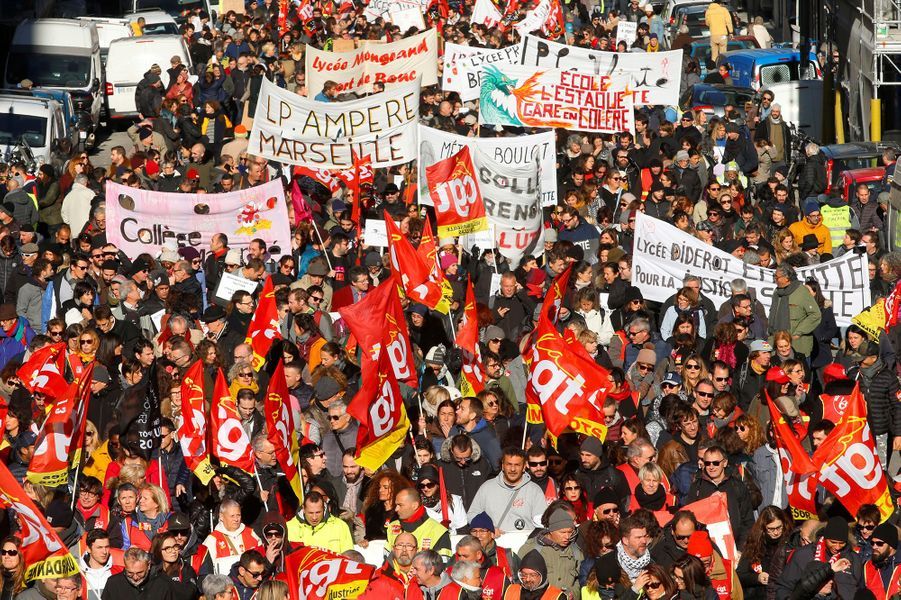 Dans Les Manifestations Moins De Monde Mais Une Colere Intacte