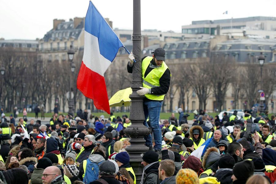 En Images Les Gilets Jaunes Défilent à Paris Pour Lacte X