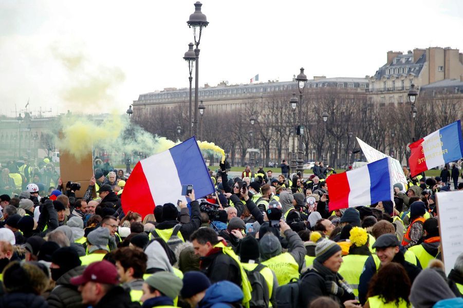 En Images Les Gilets Jaunes Défilent à Paris Pour Lacte X