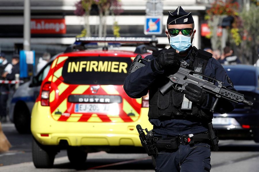 Sur les lieux de l'attaque, à Nice. Sur les lieux de l'attaque, à Nice.