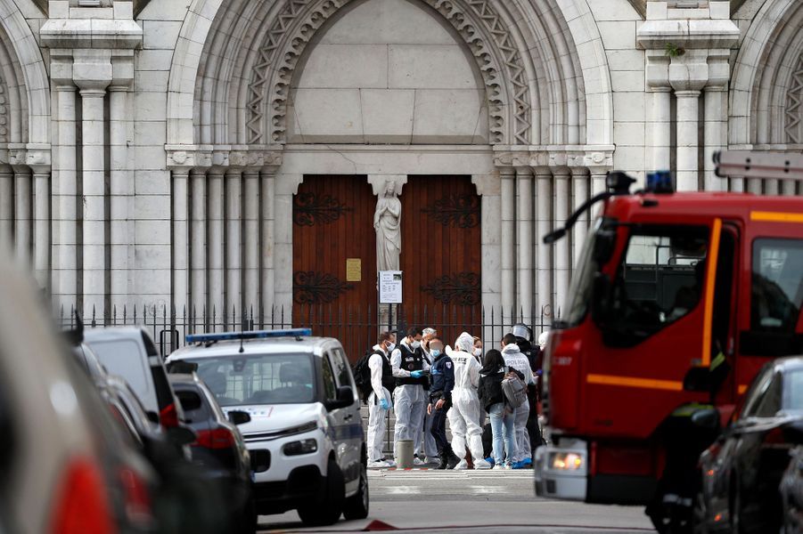 Sur les lieux de l'attaque, à Nice. Sur les lieux de l'attaque, à Nice.