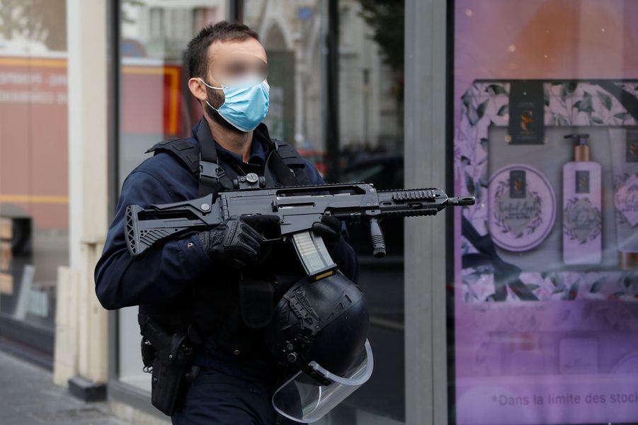 Sur les lieux de l'attaque, à Nice. Sur les lieux de l'attaque, à Nice.