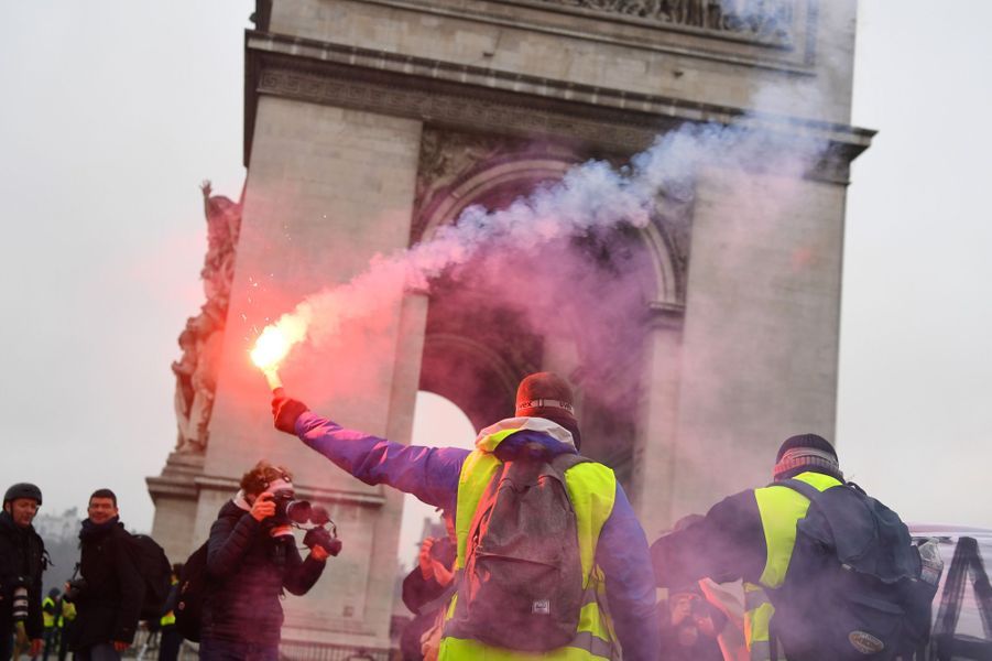 Gilets Jaunes Scènes De Chaos à Paris