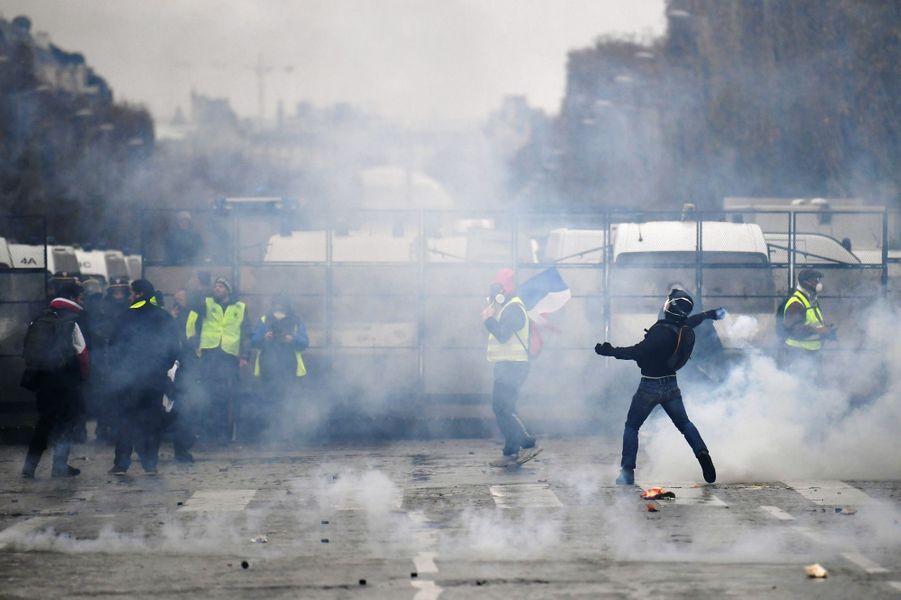 Gilets Jaunes Scènes De Chaos à Paris