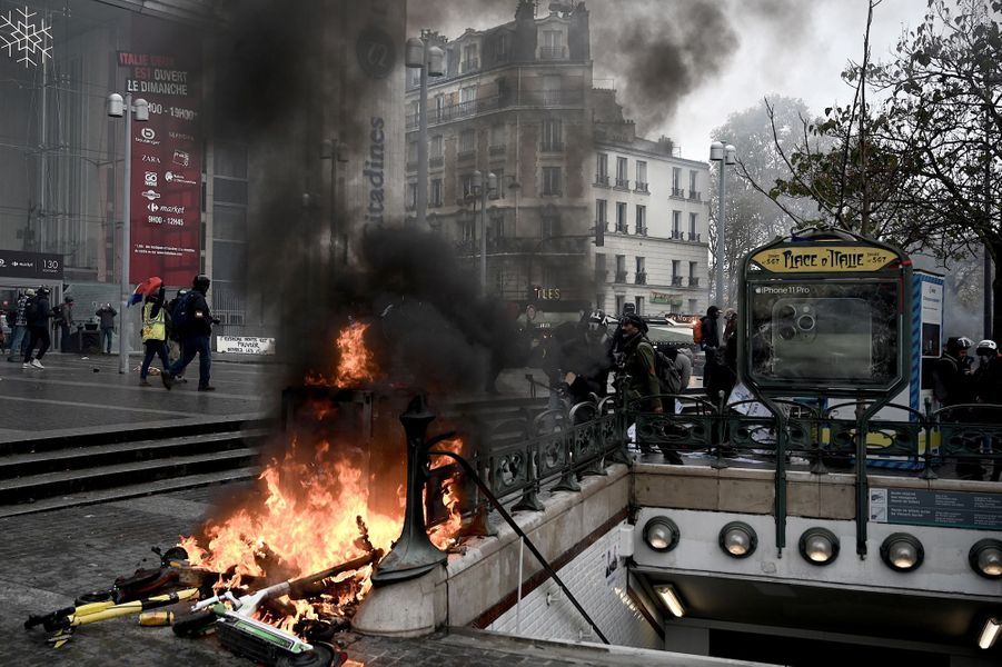 Gilets Jaunes Voitures Incendiées Jets De Pavés Et Feux