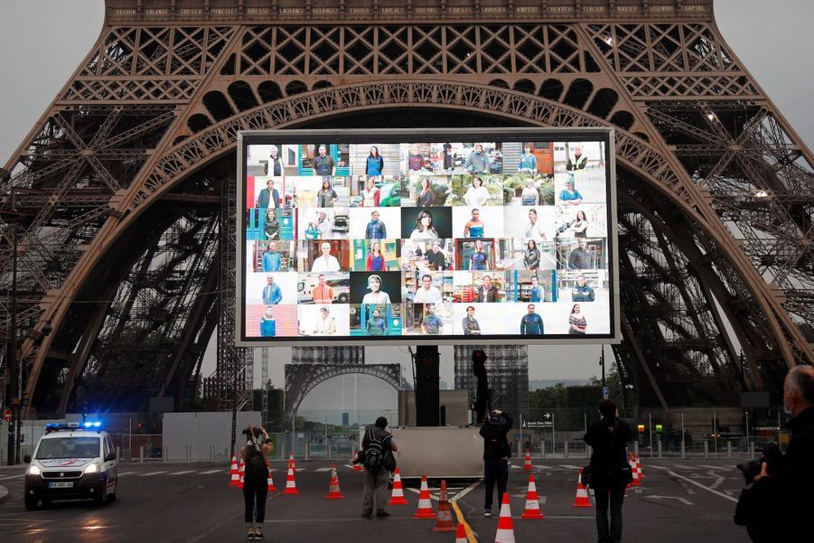 La Tour Eiffel rend hommage aux Français mobilisés contre le coronavirus