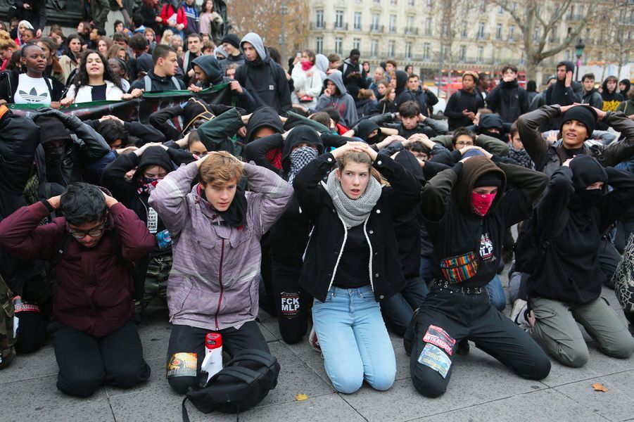 Mains Sur La Tête Des Lycéens Rejouent La Scène D
