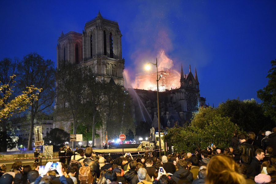 Notre Dame Sous Les Flammes Parisiens Et Touristes Sous Le Choc notre-dame-sous-les-flammes-parisiens-et-touristes-sous-le-choc