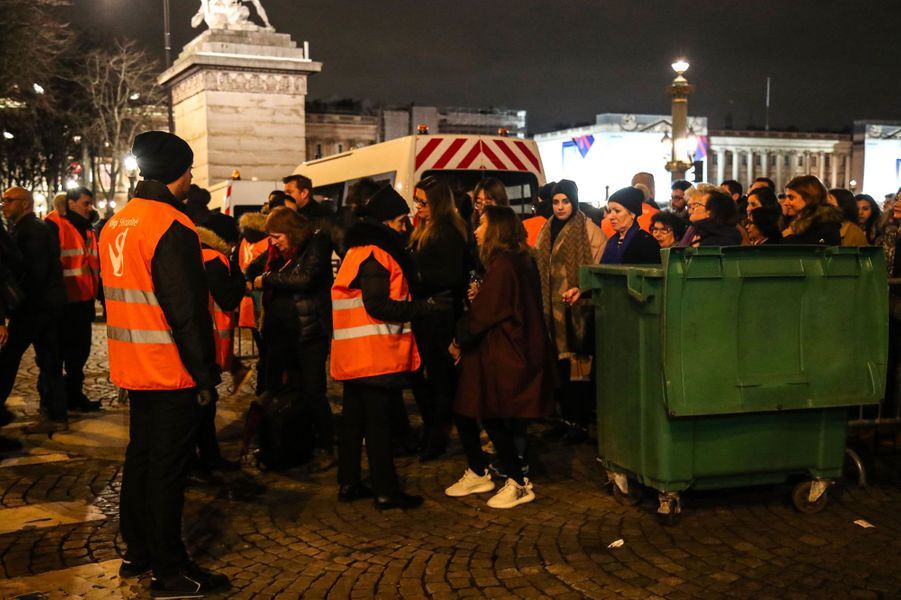 A Paris Fêtards Et Gilets Jaunes Célèbrent 2019