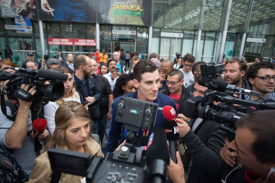 Bain de foule pour Pierre-Ambroise Bosse à son retour à Paris