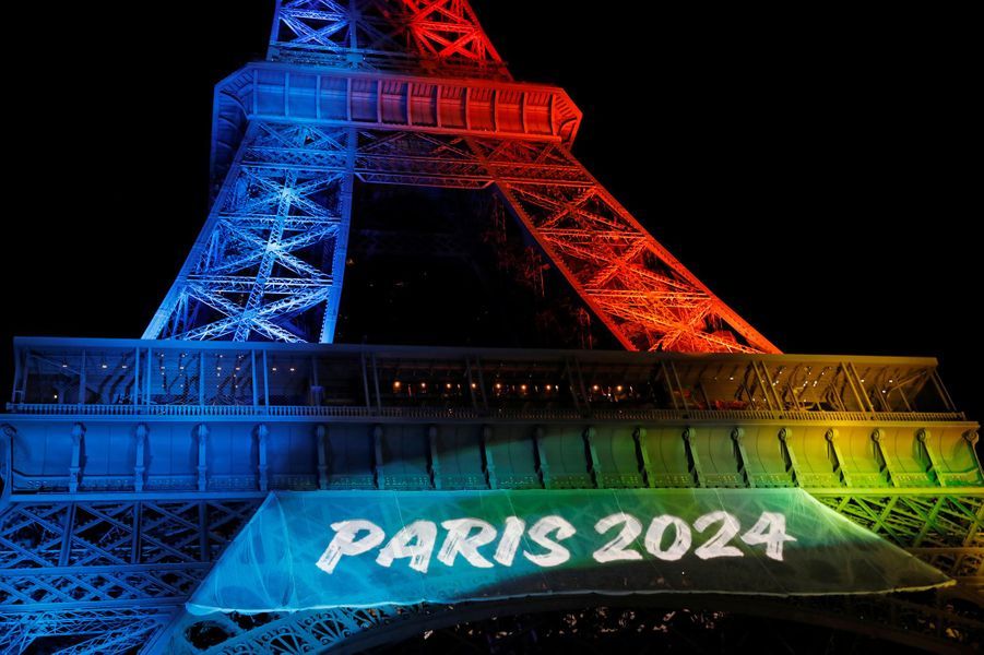 La Tour Eiffel s’illumine pour Paris 2024