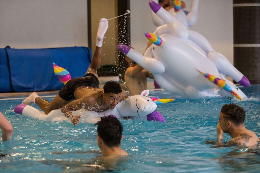 Coupe Du Monde Les Joueurs Anglais S Eclatent Sur Des Bouees Licorne