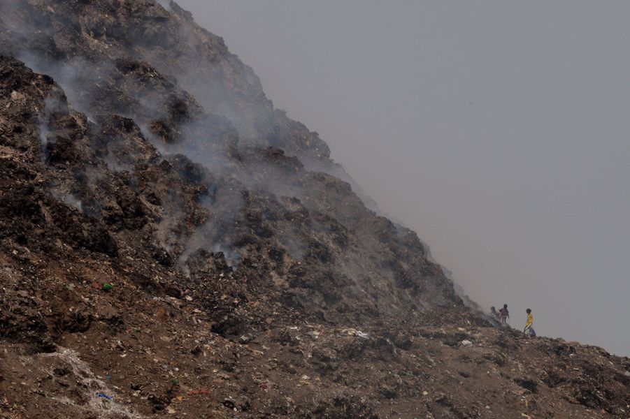 A New Delhi La Montagne Géante De Déchets Ne Réduit Pas