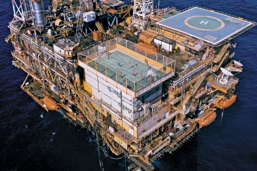 футбол на нефтедобывающей платформе площадка фото ребров