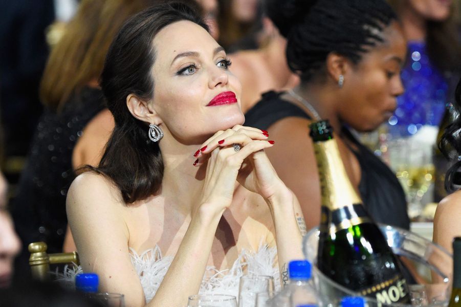 Angelina Jolie resplendissante aux Critics Choice Awards