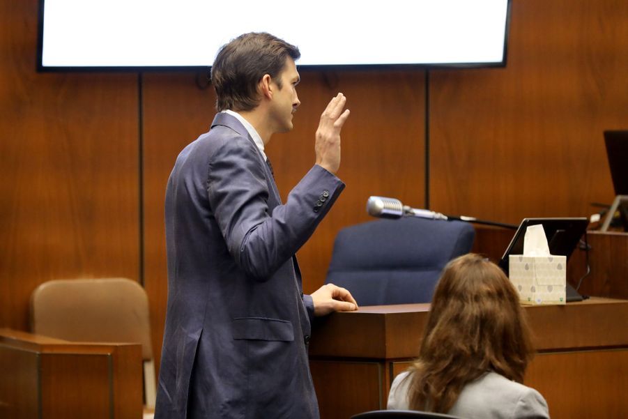 Ashton Kutcher témoigne dans un procès pour meurtre Ashton Kutcher témoigne dans un procès pour meurtre