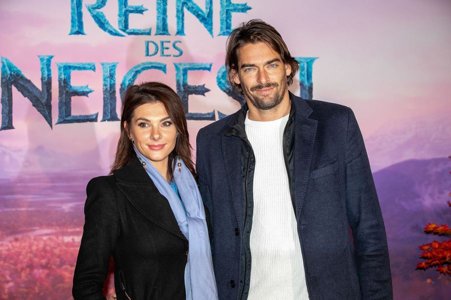 Camille Lacourt Pose Sur Le Tapis Rouge Avec Sa Reine Sa Cherie Alice