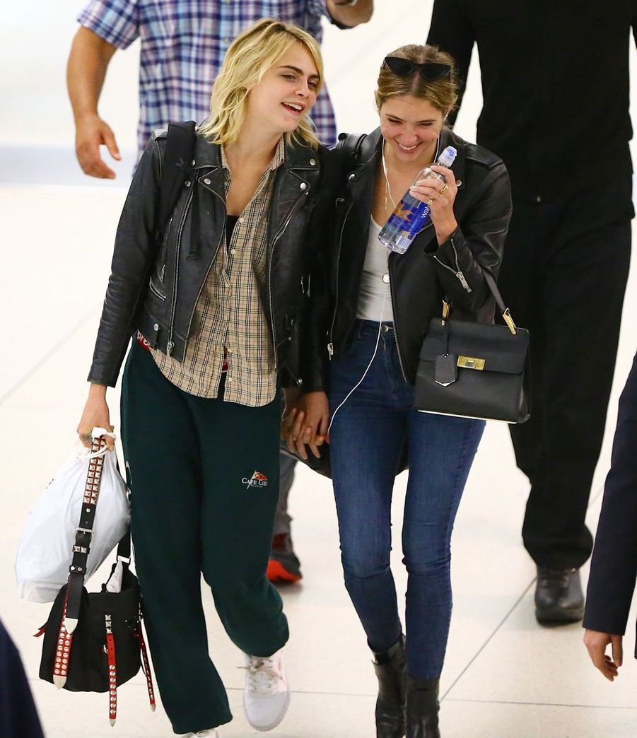 Cara Delevingne et Ashley Benson, amoureuses et câlines à l
