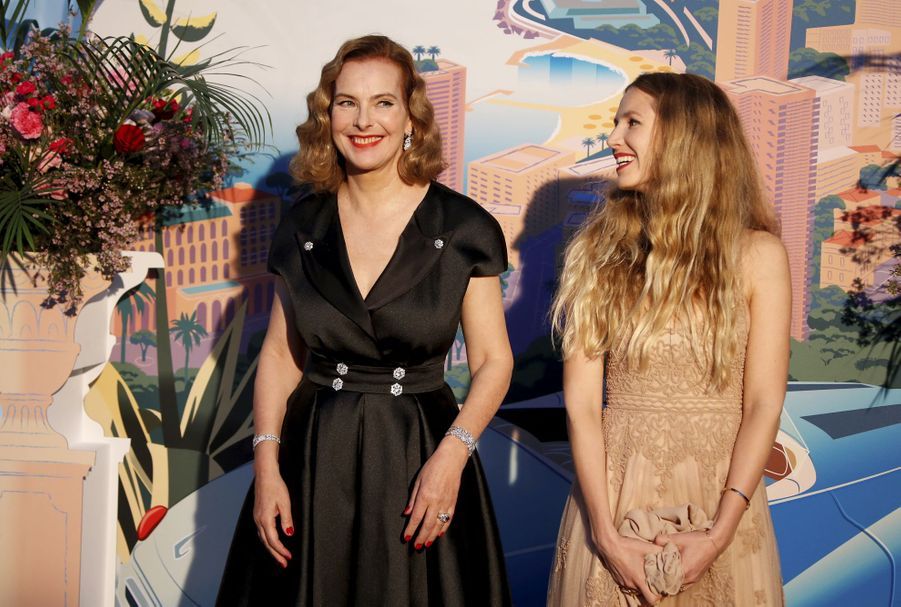 Carole Bouquet Radieuse Au Cote De Sa Belle Fille Au Bal De La Rose