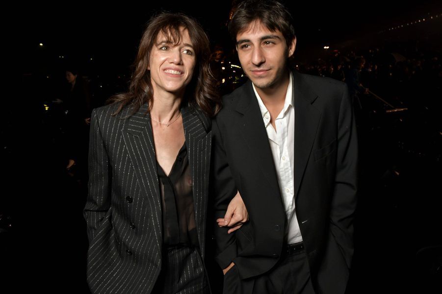 Photo Ben Le Fils De Charlotte Gainsbourg Avec Son Amoureuse Un Hot