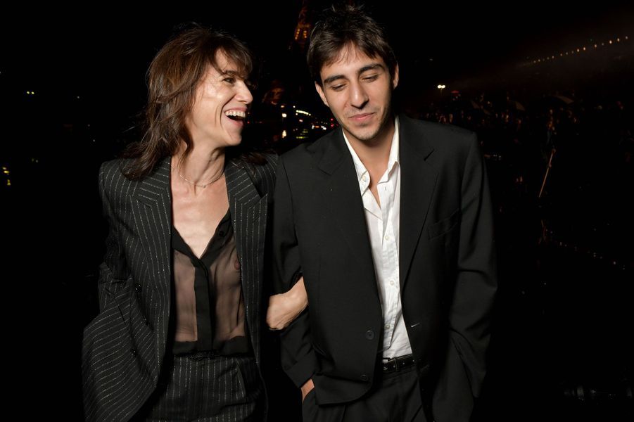 Charlotte Gainsbourg radieuse avec son fils Ben au défilé Saint Laurent