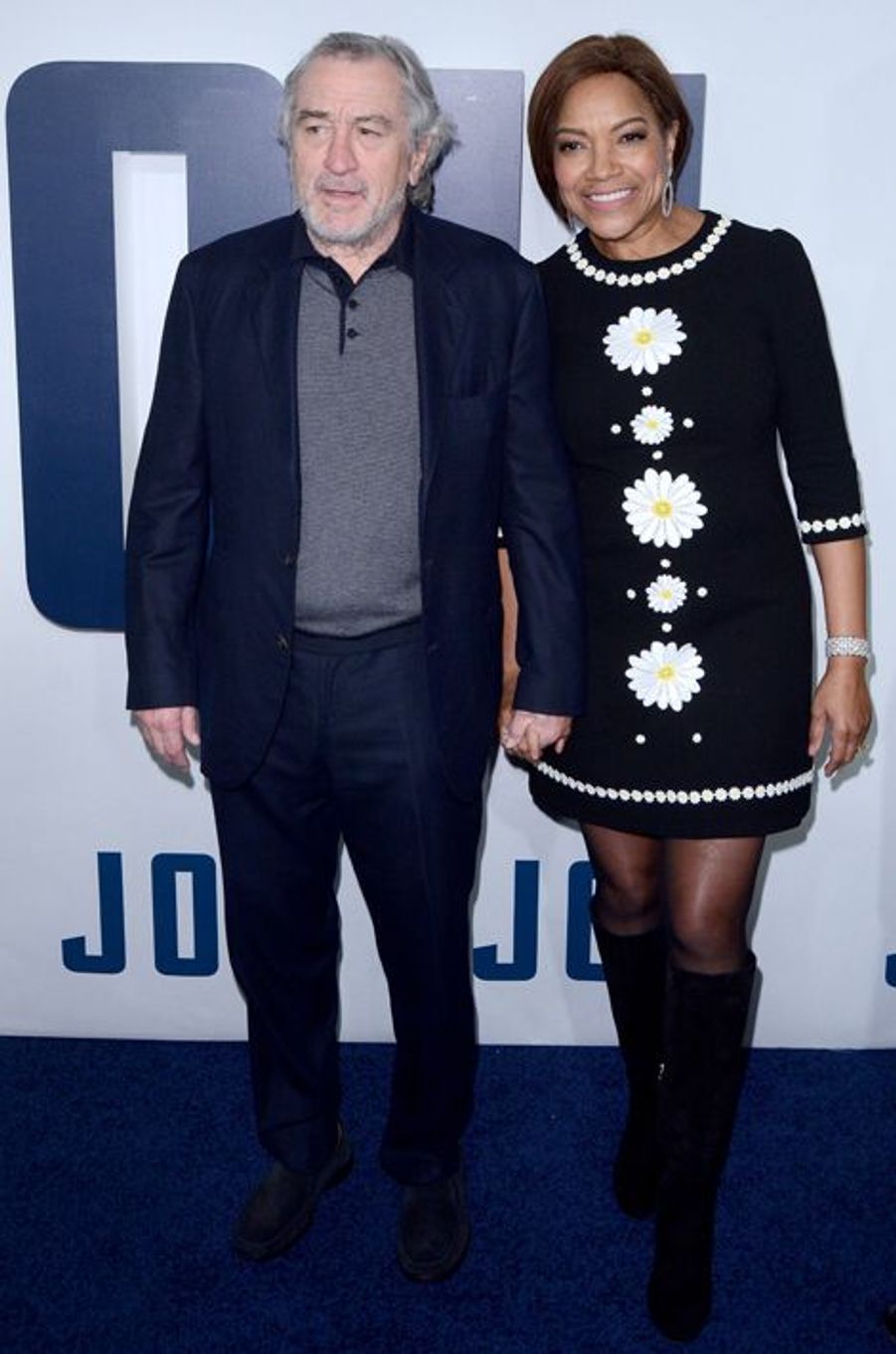 Robert De Niro Et Sa Nouvelle Compagne A l'avant-première de "Joy" - Jennifer Lawrence dégaine le décolleté sexy
