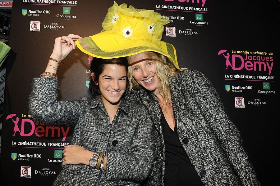 Telle Mere Telle Fille Sandrine Kiberlain Sa Fille Suzanne L Etonne Sandrine kiberlain est une actrice, réalisatrice, scénariste française. sandrine kiberlain sa fille suzanne