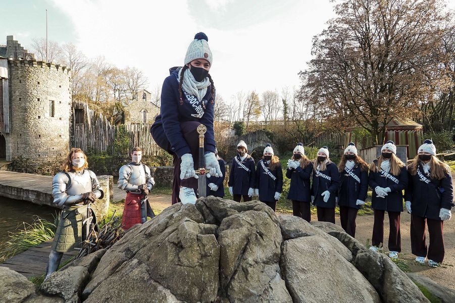 https://resize-parismatch.lanmedia.fr/r/901,,forcex/img/var/news/storage/images/paris-match/people/des-miss-et-des-rapaces-1716100/les-miss-participent-a-des-activites-ludiques-au-puy-du-fou/28301174-1-fre-FR/Les-Miss-participent-a-des-activites-ludiques-au-Puy-du-Fou.jpg