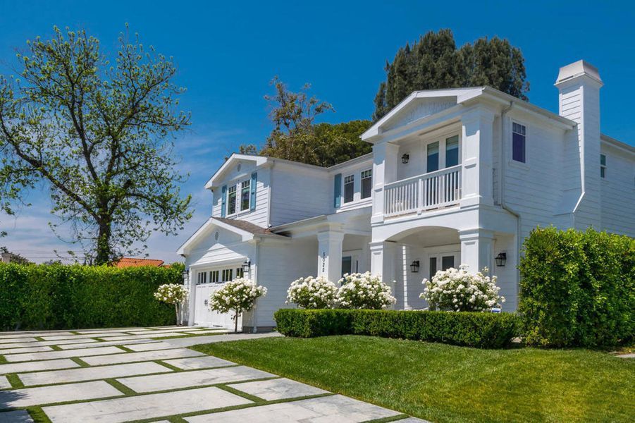 Elle Et Dakota Fanning Vendent Leur Maison Tout En Blanc De Valley Village