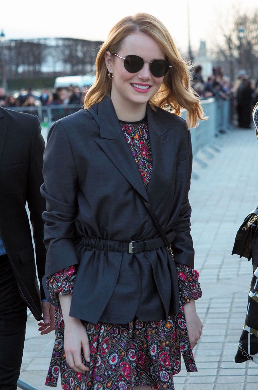 Emma Stone resplendissante au défilé Louis Vuitton à Paris