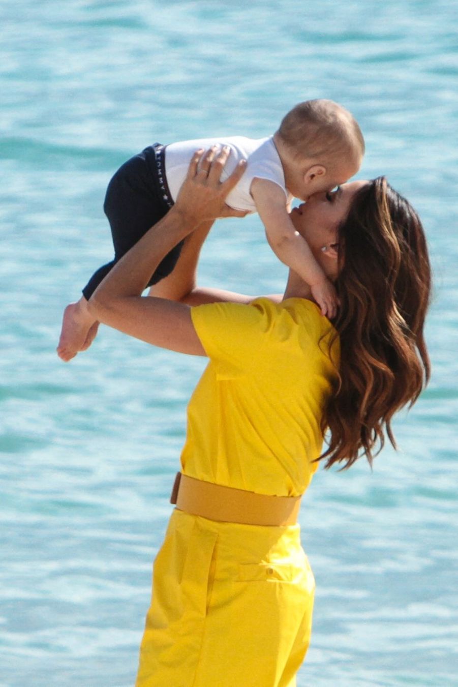 Eva Longoria à Cannes elle s’affiche radieuse avec son fils Santiago