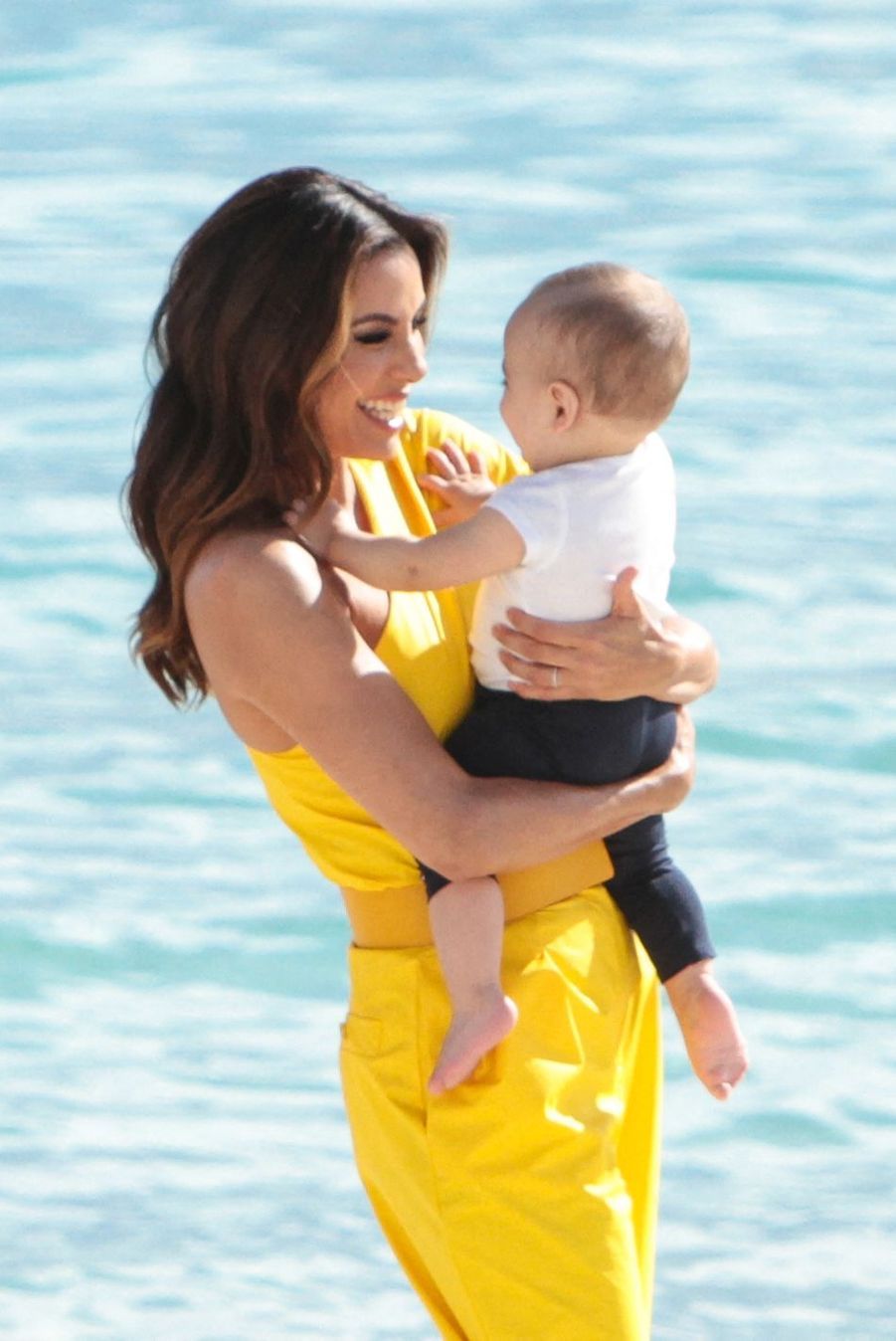 Eva Longoria à Cannes : elle s'affiche radieuse avec son fils Santiago