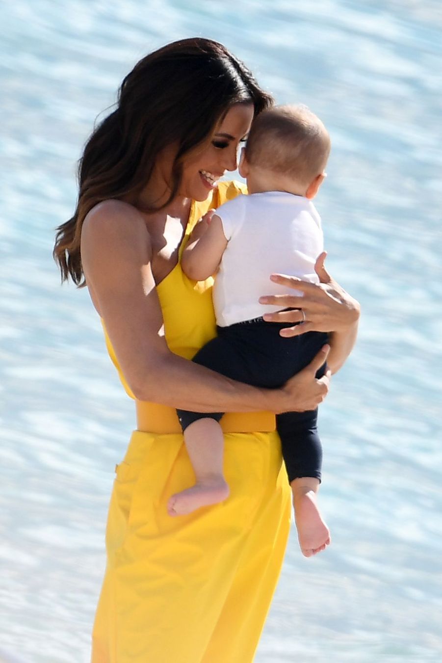 Eva Longoria à Cannes : elle s'affiche radieuse avec son fils Santiago