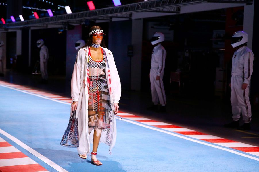 Gigi Hadid en pôle position du défilé Tommy Hilfiger à Milan