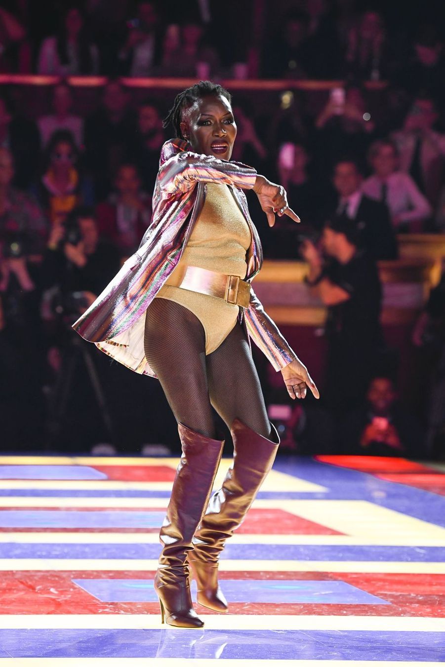 A 70 ans, Grace Jones enflamme toujours le podium